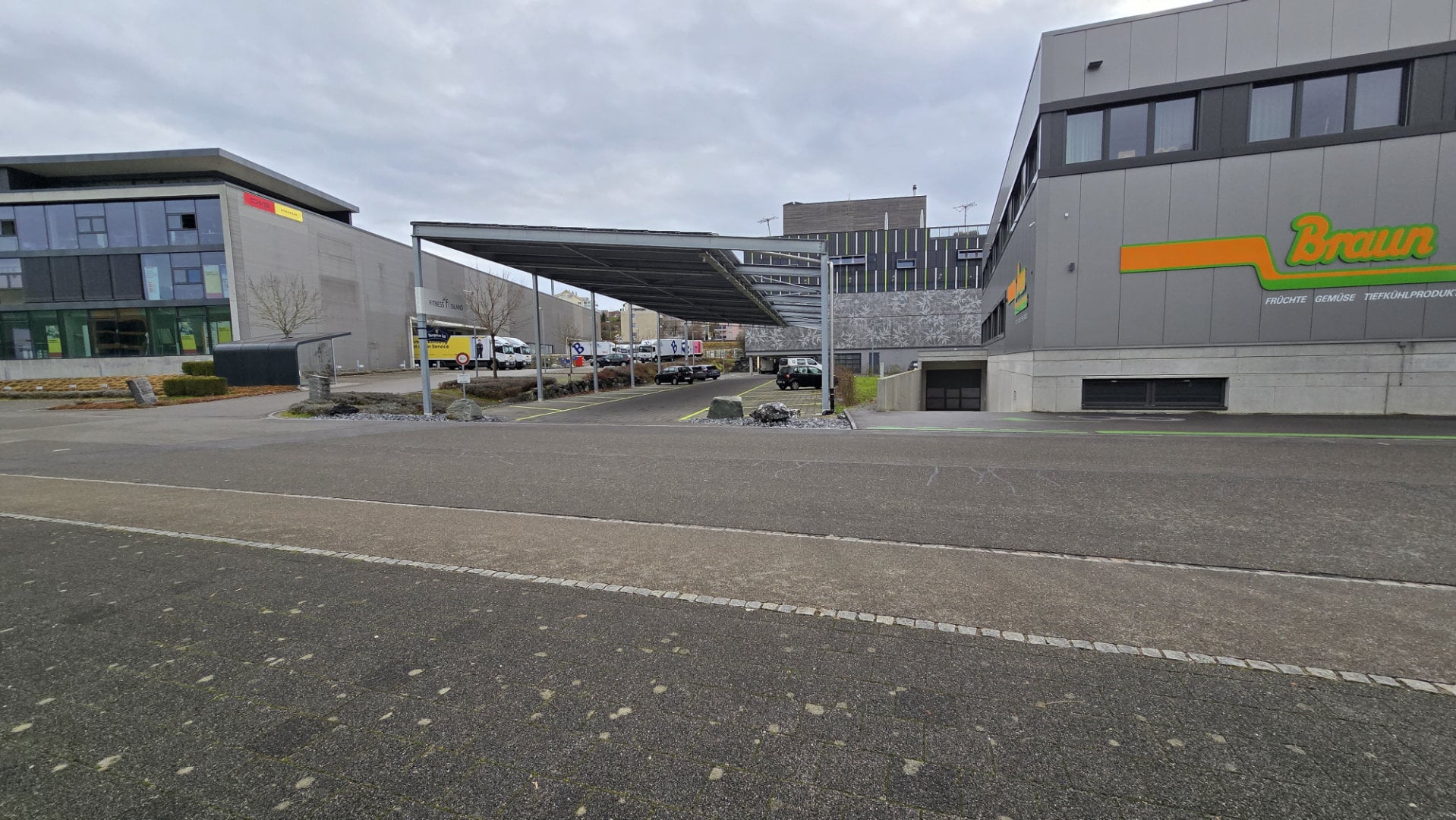 Fitness Island Parkplatz Einfahrt