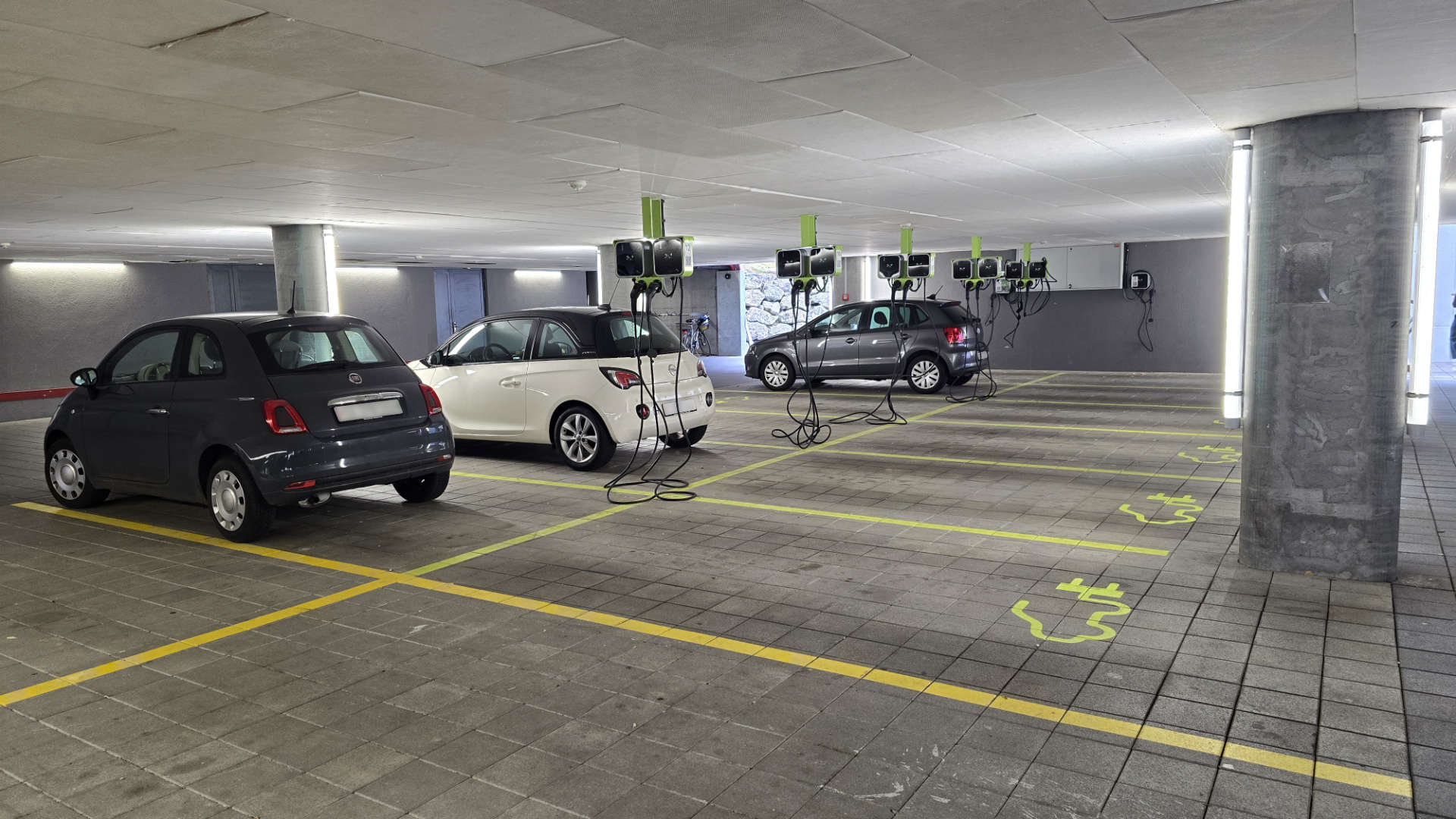Fitness Island Parkplatz Ladestationen für Elektroautos